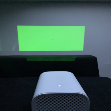 MI Smart Compact Projector se ve verde
